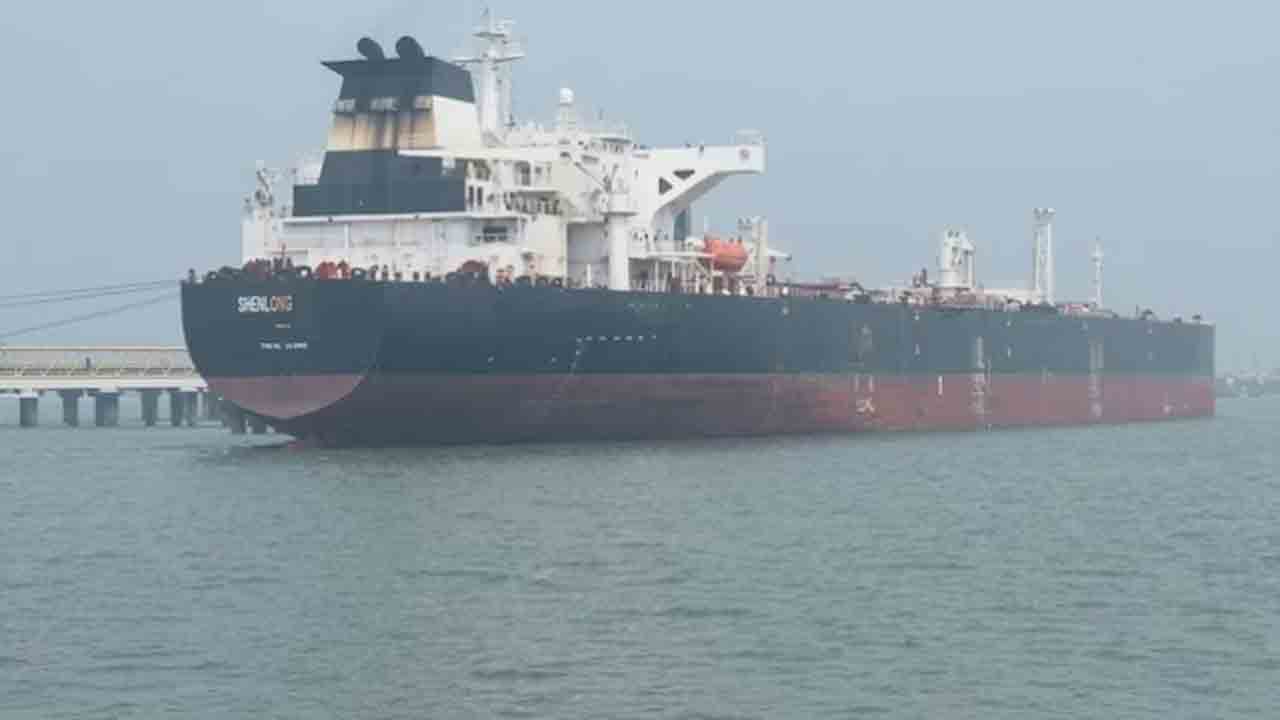First oil tanker reaches Mumbai | యుద్ధం నేపథ్యంలో.. హార్మూజ్‌ దాటి భారత్‌ చేరిన తొలి ఆయిల్‌ ట్యాంకర్‌