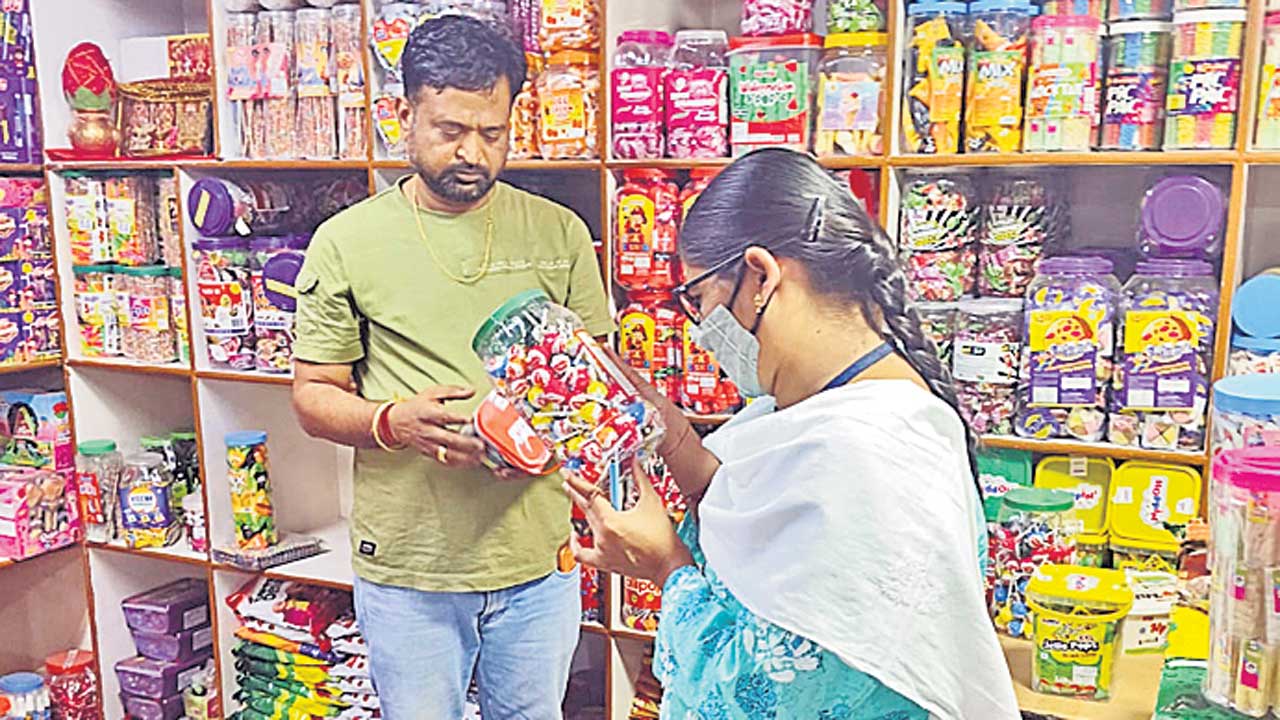 మిఠాయి దుకాణాలపై జీహెచ్‌ఎంసీ కొరడా