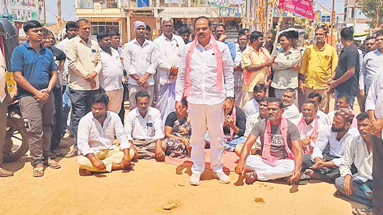 వెంటనే రోడ్లను బాగుచేయాలి