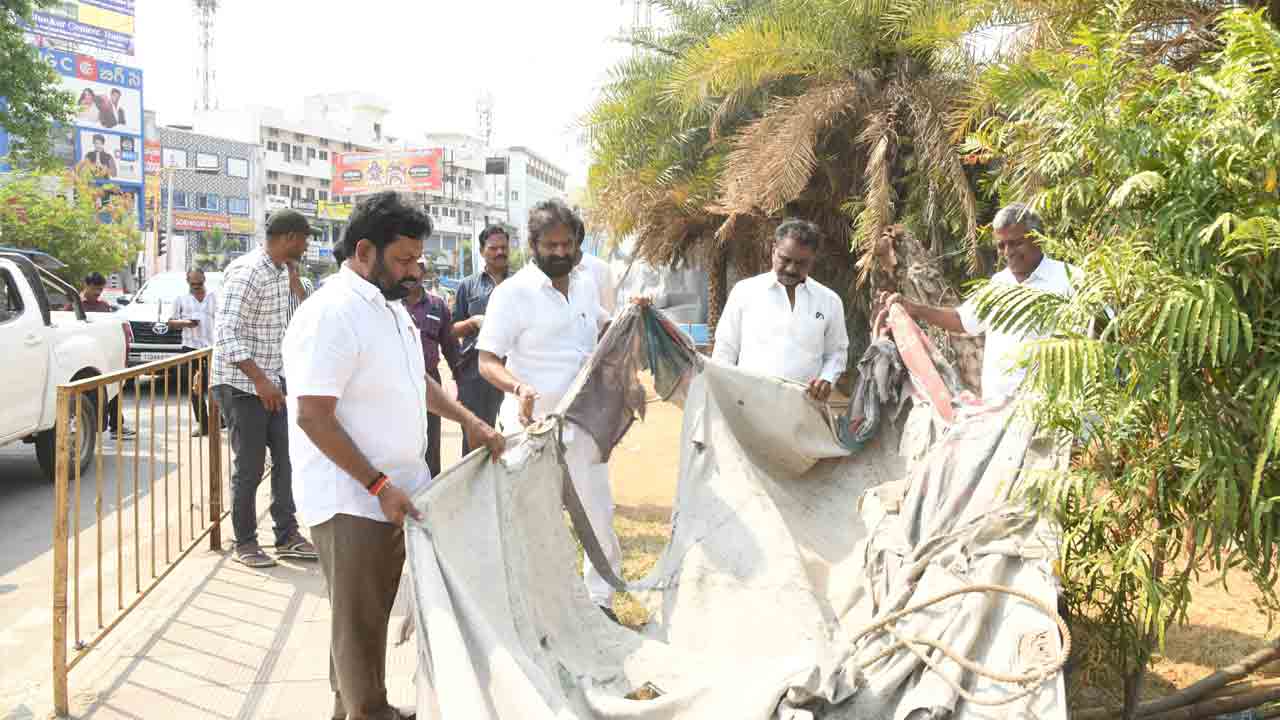 పేదలు గౌరవంగా తినేందుకు షెడ్డు ఏర్పాటు