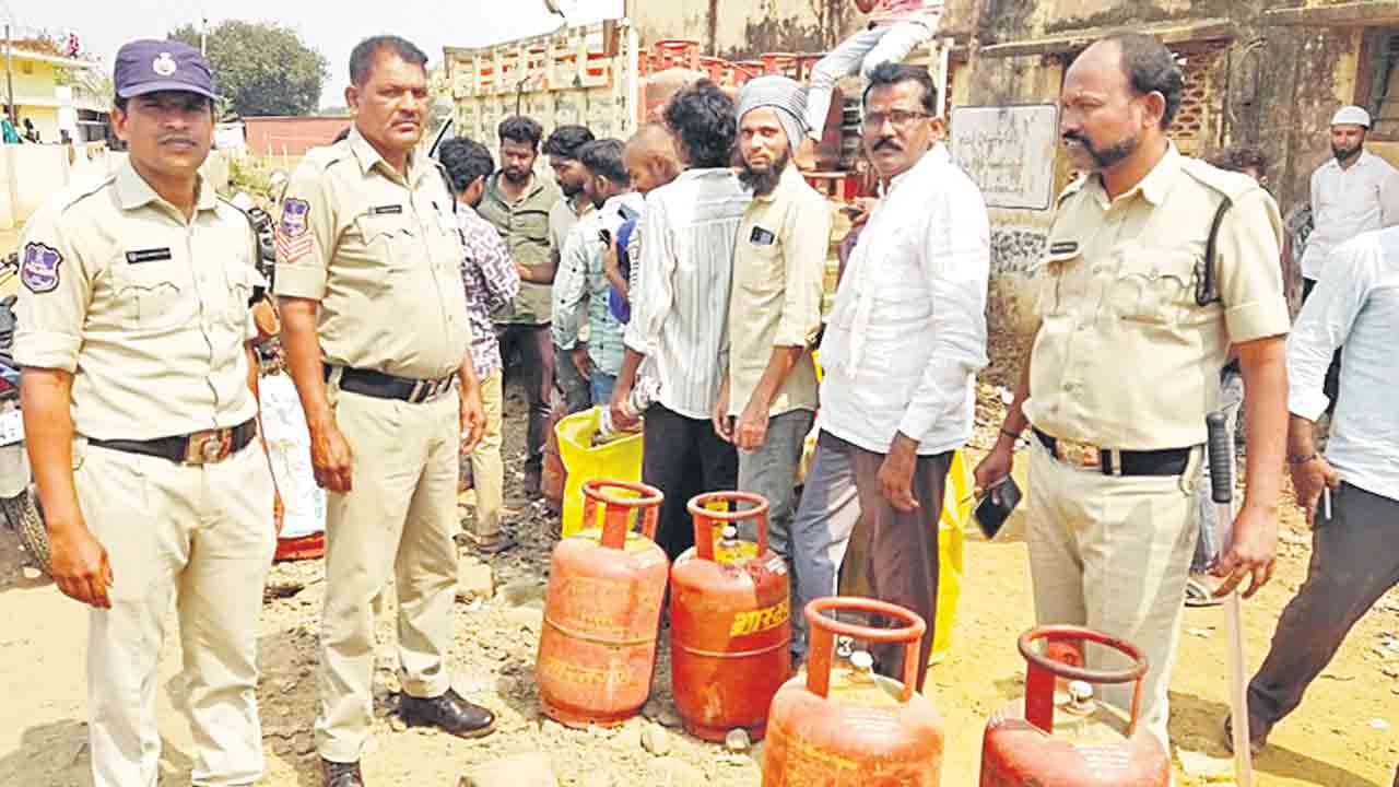 పోలీస్‌ పహారాలో గ్యాస్‌ సిలిండర్ల పంపిణీ