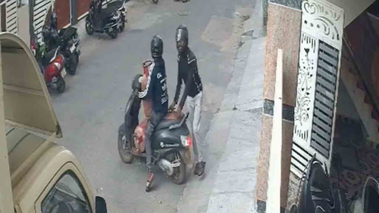 Watch: గ్యాస్‌ కొరత నేపథ్యంలో.. గ్యాస్ సిలిండర్లు దొంగిలించిన ఇద్దరు వ్యక్తులు