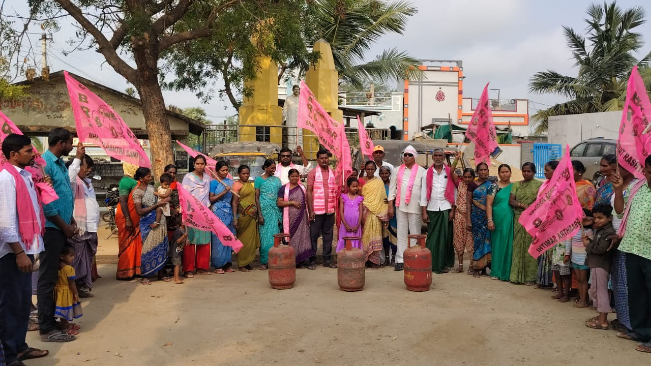 Women Protest | గ్యాస్ ధరలు తగ్గించాలని బీఆర్‌ఎస్‌ ఆధ్వర్యంలో మహిళల నిరసన
