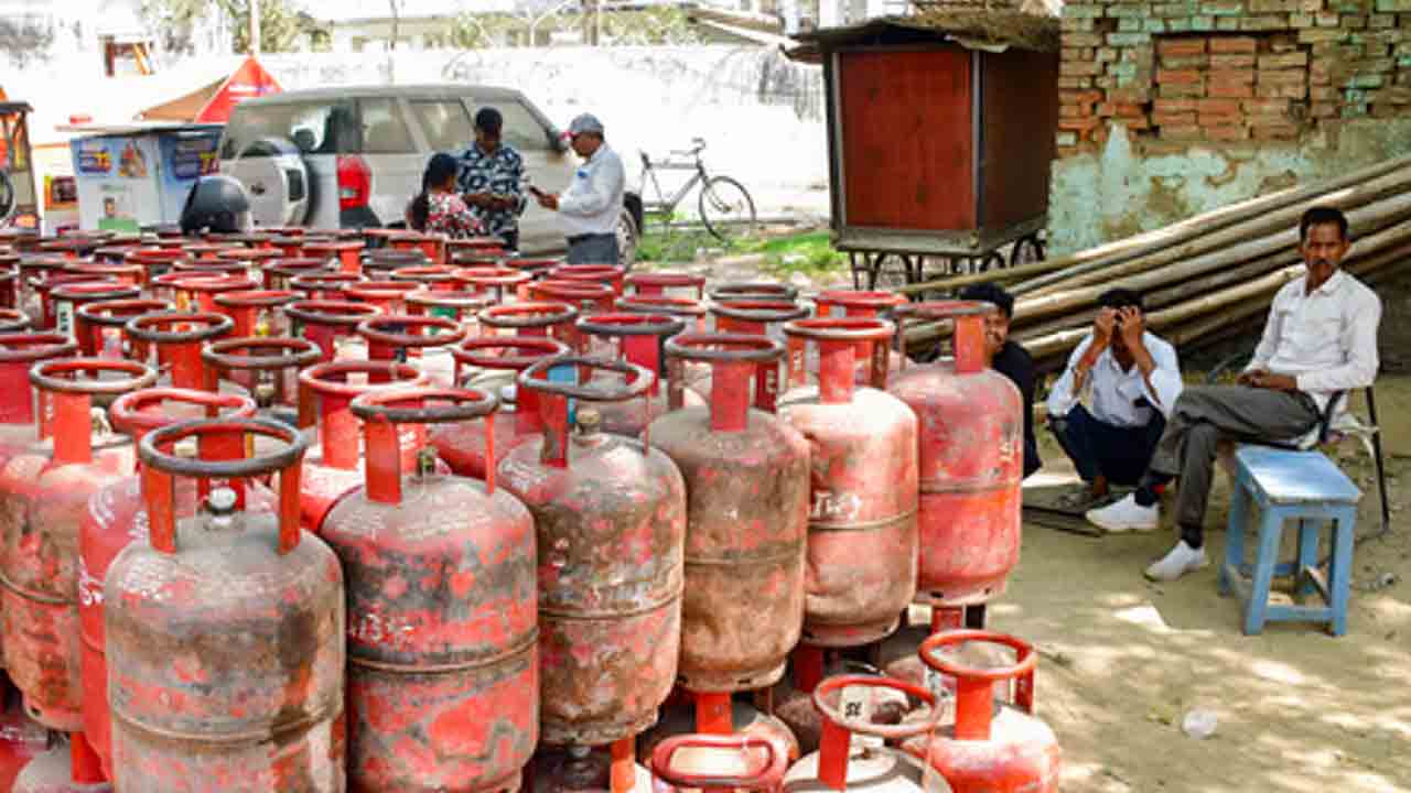 LPG crisis | గ్యాస్‌ కొరత వేళ బ్లాక్‌ మార్కెటింగ్‌.. ఆరుగురు అరెస్ట్‌.. 24 మందిపై ఎఫ్‌ఐఆర్‌