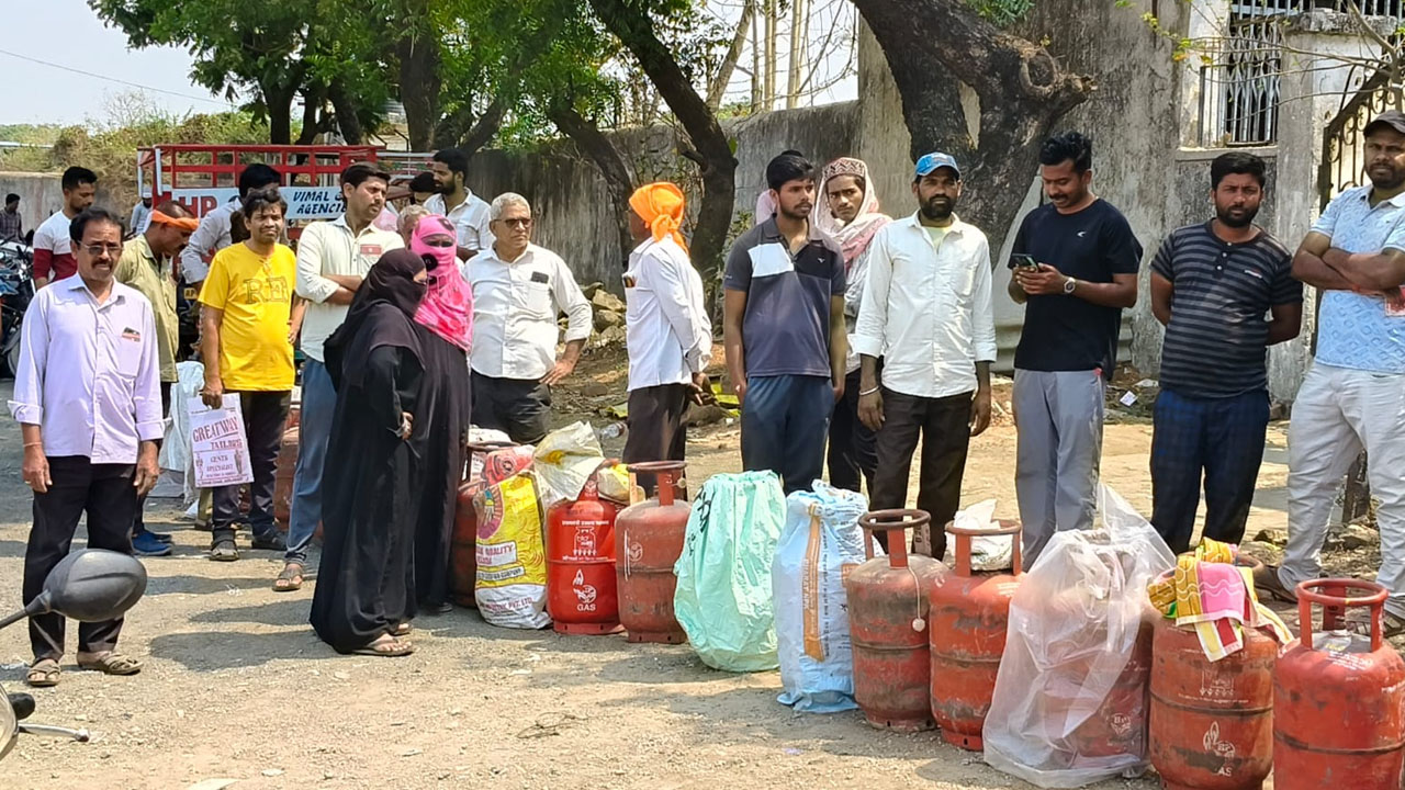 Gas Problems | ఆదిలాబాద్ జిల్లాలో కొనసాగుతున్న గ్యాస్ కష్టాలు