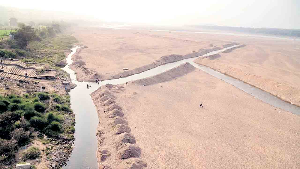 గోదారి.. ఎడారి.. తడికి తండ్లాట.. ఎండలు ముదరడంతో ఎండుతున్న పంటలు