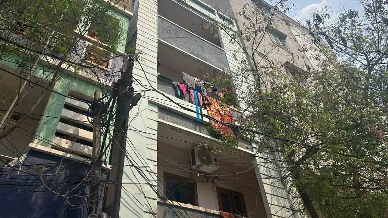 Gold Snaching | ఇంటర్నెట్‌ కనెక్షన్‌ పేరుతో ఇంట్లోకి వచ్చాడు.. కత్తితో బెదిరించి బంగారంతో జంప్‌