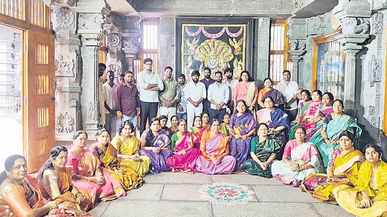 సీఎంకు సద్బుద్ధి ప్రసాదించాలి.. యాదగిరీశుడిని వేడుకున్న మాజీ డిప్యూటీ స్పీకర్‌ పద్మా దేవేందర్‌రెడ్డి, ప్రభుత్వ మాజీ విప్‌ గొంగిడి సునీత