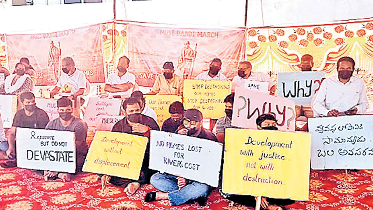 మా జీవితాలను ఆగం చేయొద్దు