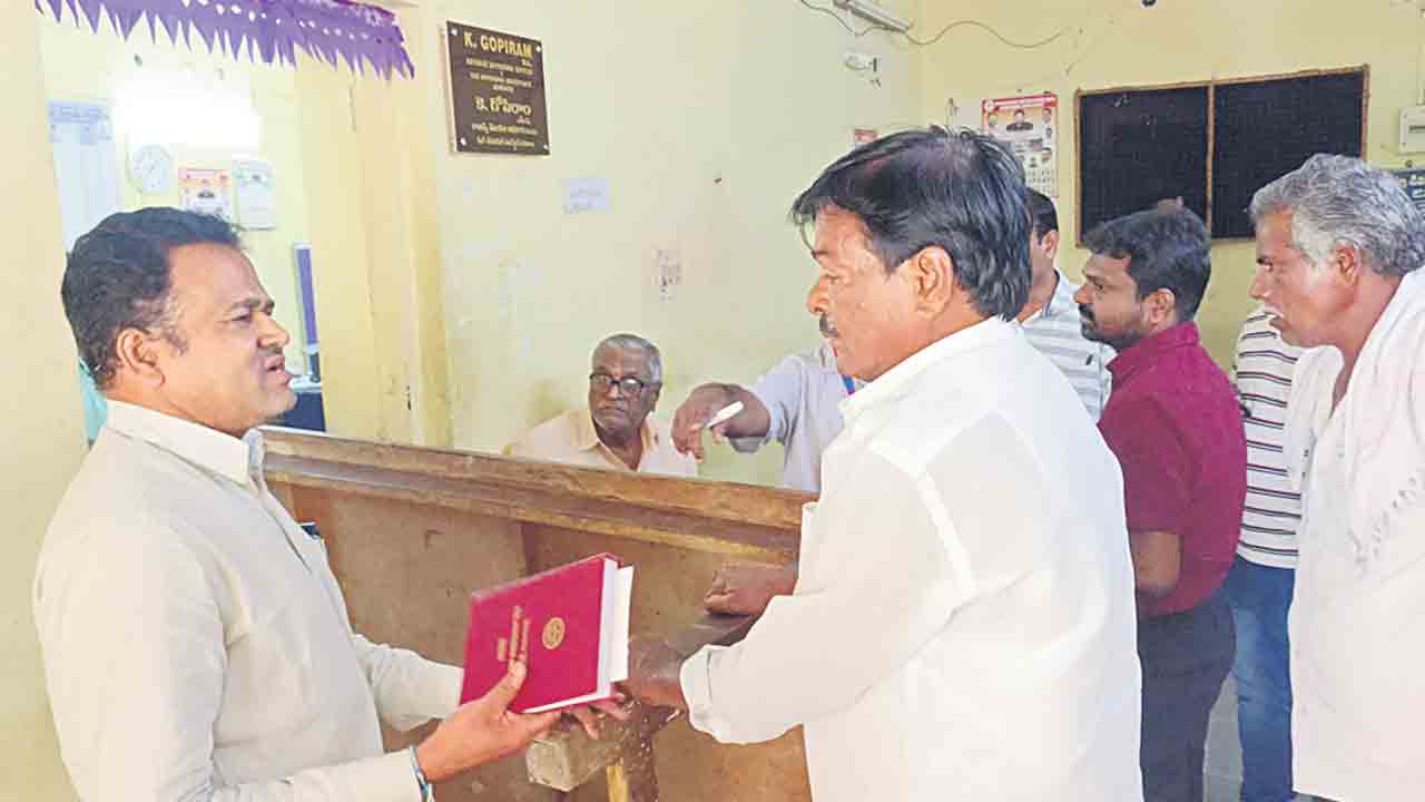 జనగామ ఆర్డీవో కార్యాలయ సామగ్రి జప్తు.. అడ్డుకున్న అధికారులు, సిబ్బంది కోర్టు ఆదేశాలు బేఖాతర్‌