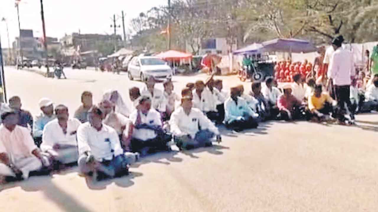 మద్దతు ధర కోసం రోడ్డెక్కిన పల్లి రైతులు