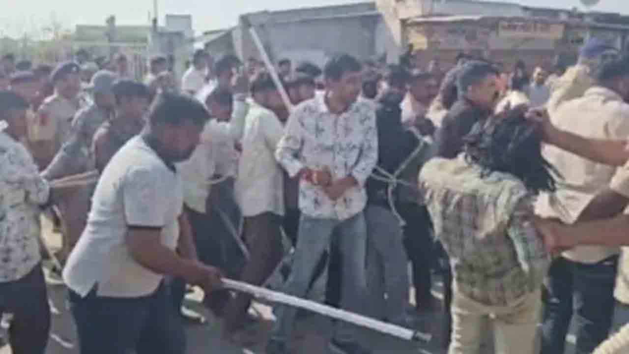 Watch: 18 మంది నిందితులను పబ్లిక్‌గా చితకబాదిన పోలీసులు.. ఎందుకంటే?