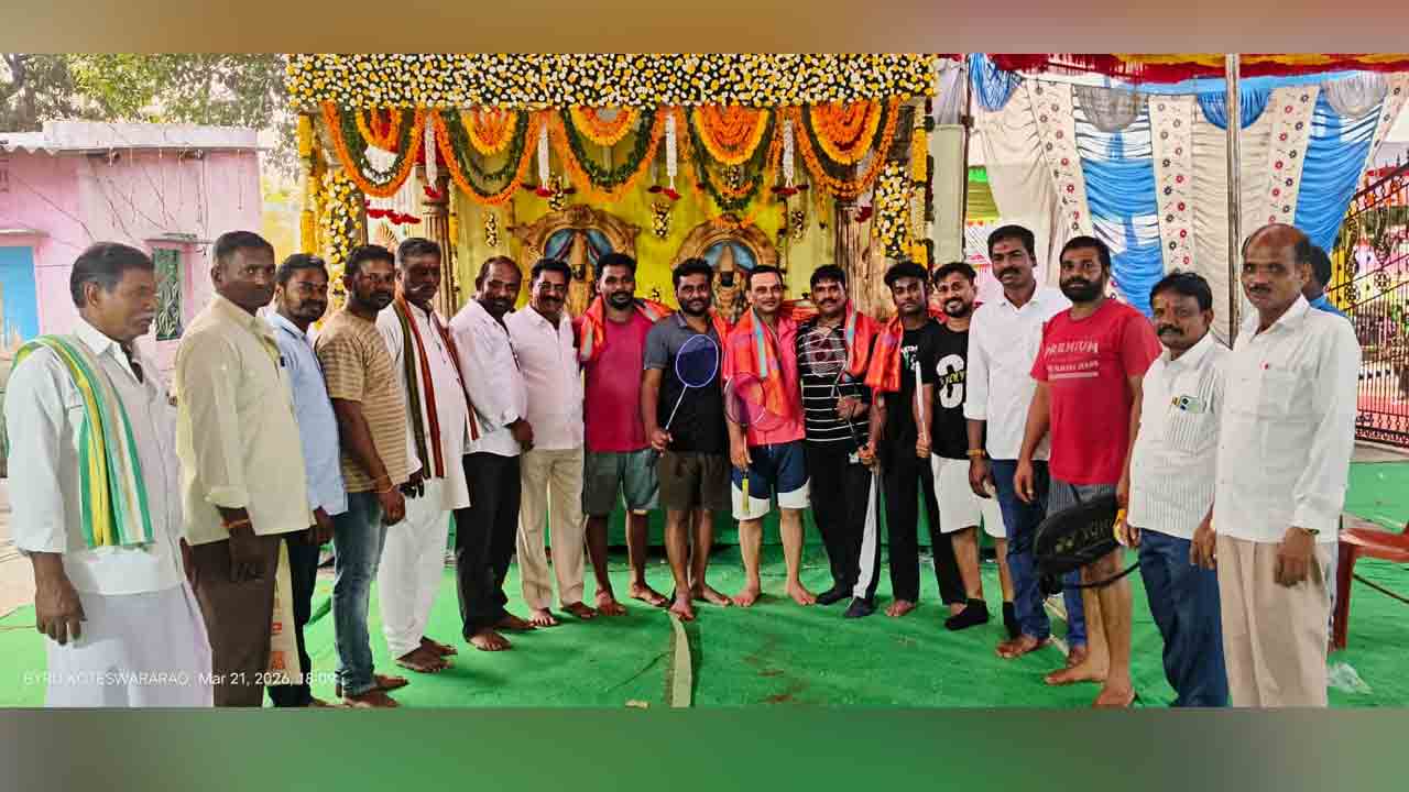 Gurrampode | బ్యాడ్మింటన్ పోటీల విజేతలకు నగదు బహుమతి.. రూ.10,016 అందజేత..!