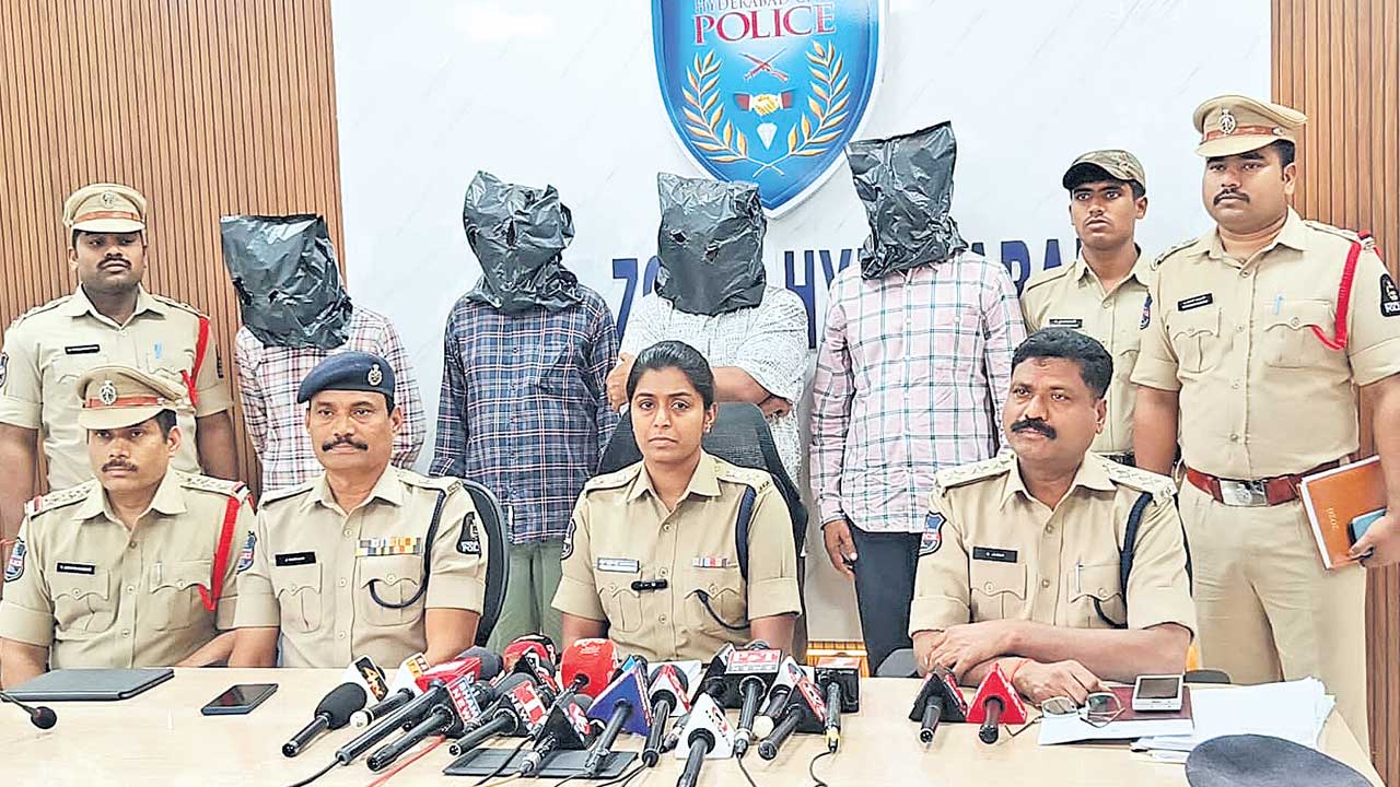 ముగ్గురి ఆత్మహత్య కేసులో నలుగురు అక్రమ వడ్డీ వ్యాపారుల అరెస్టు