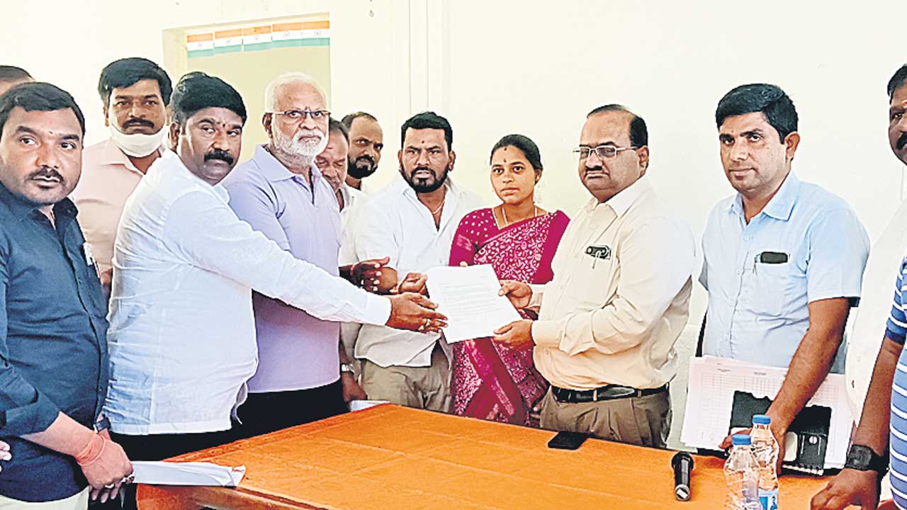 మార్కెట్‌ రేట్‌ ఇస్తేనే భూములిస్తాం