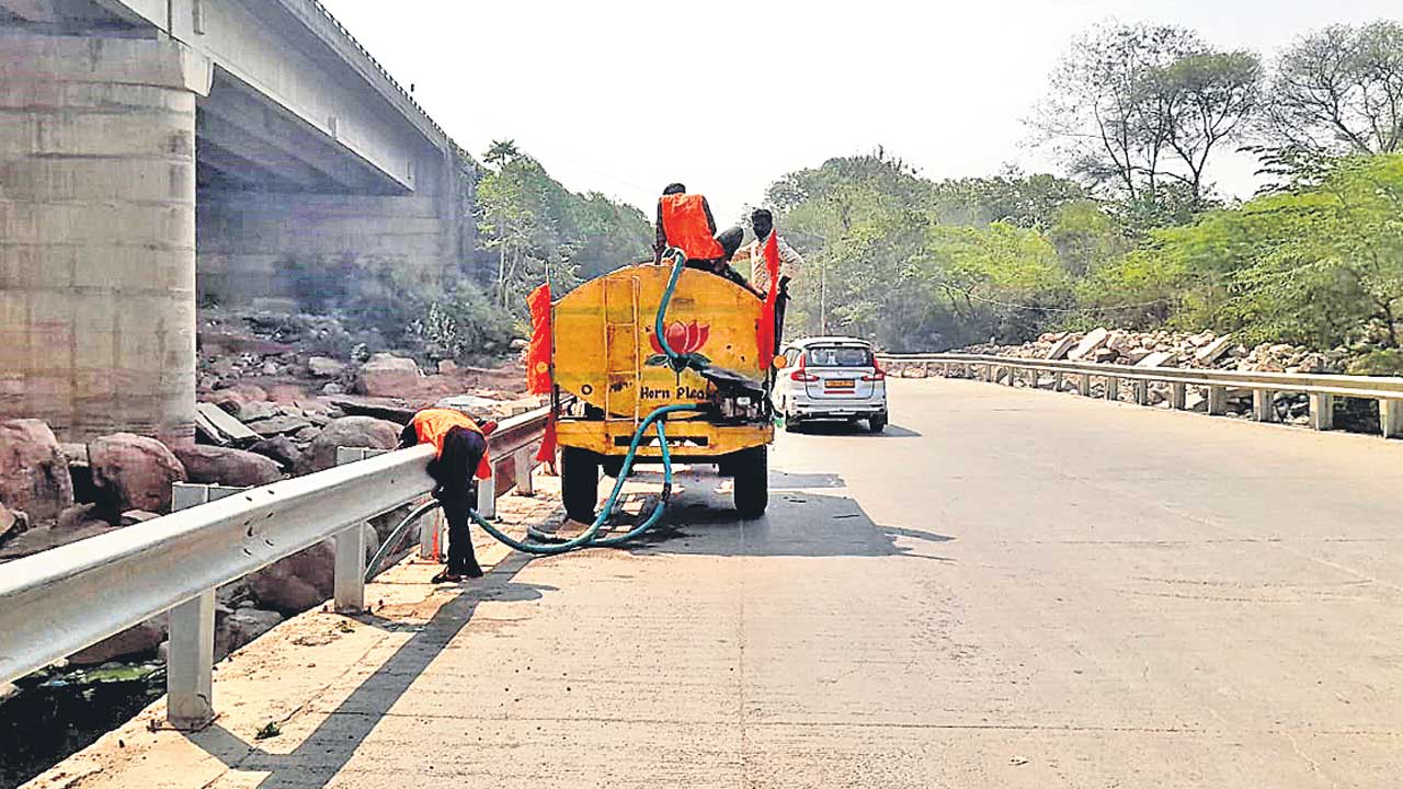 ట్యాంకర్లలోకి మూసీ నీళ్లు