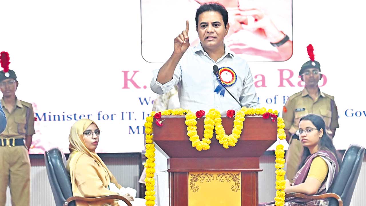 ప్రశ్నించే తత్వాన్ని అలవర్చుకోవాలి