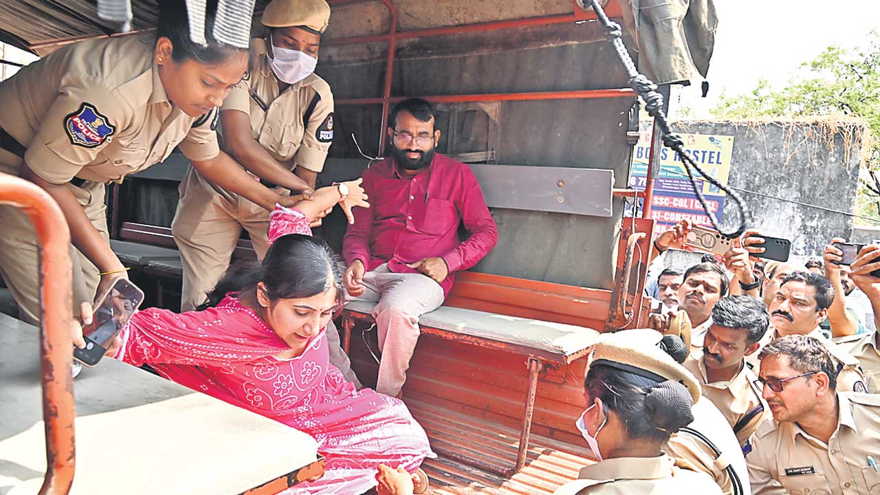 నిరుద్యోగులపై ఖాకీ జులుం