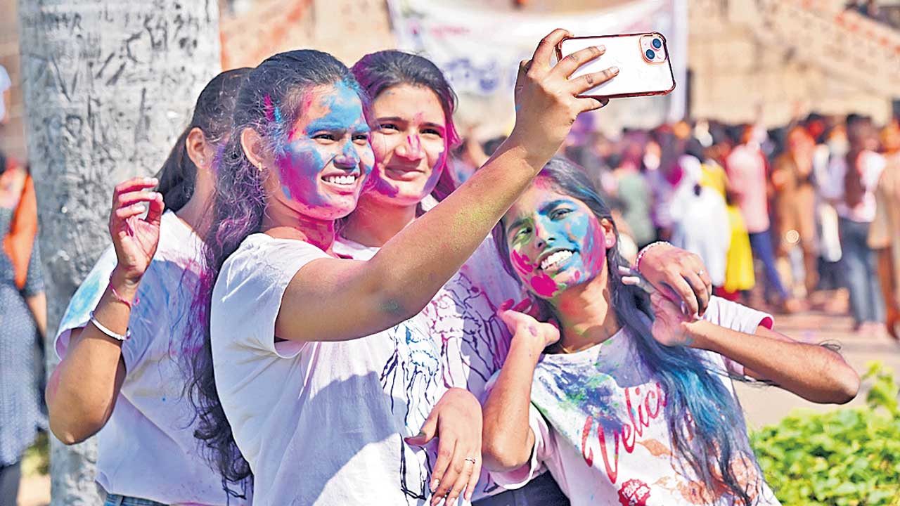 రంగుల పండుగ సంబురం