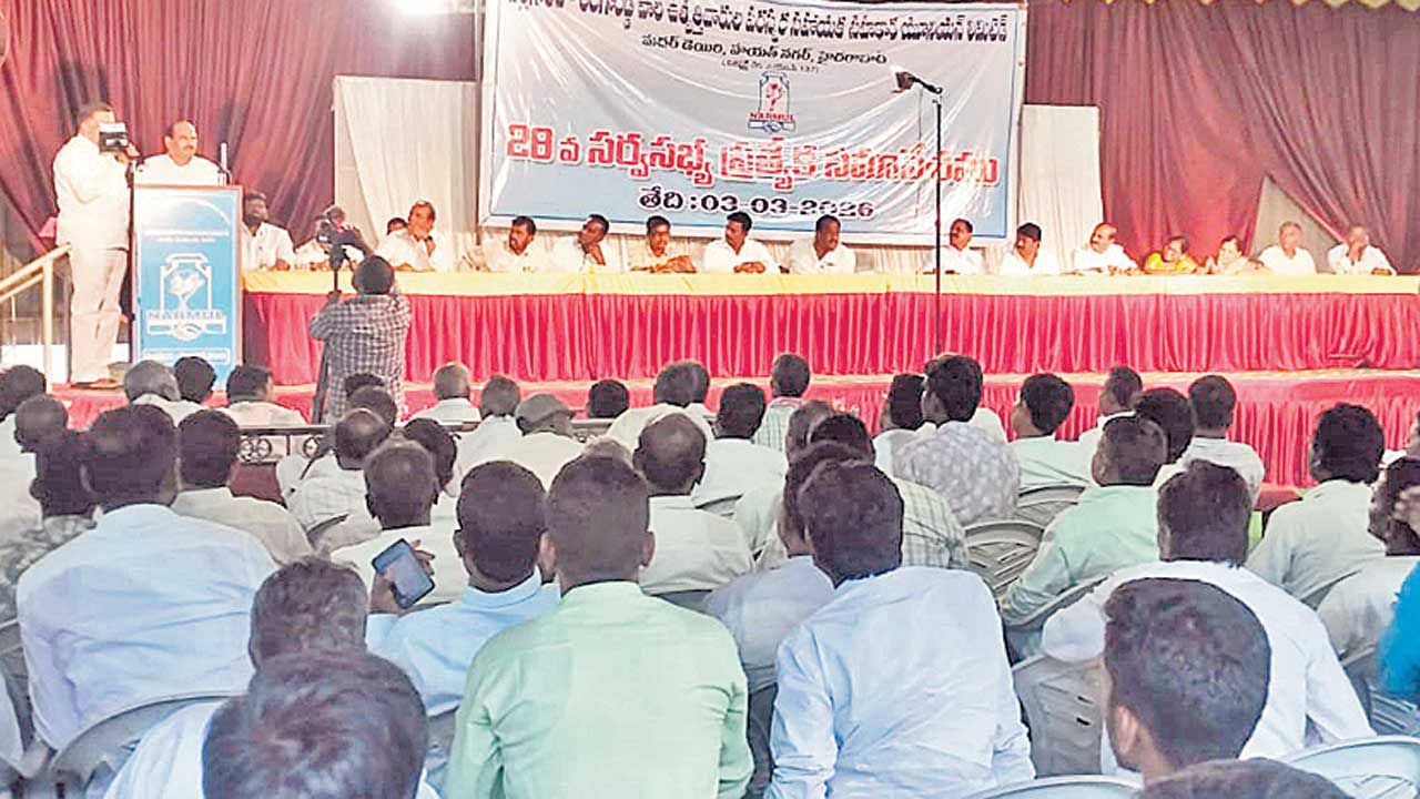 వాడివేడిగా మదర్‌ డెయిరీ సర్వసభ్య సమావేశం