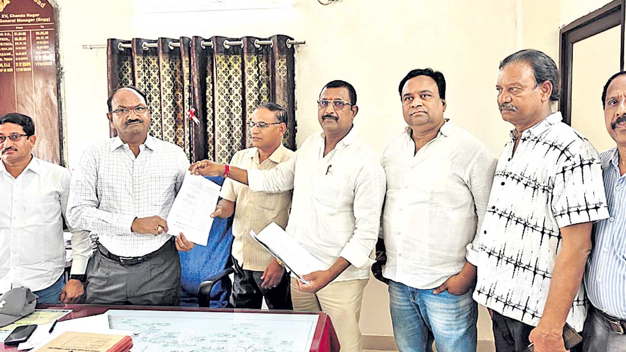 అధికారుల నిర్లక్ష్యం లైన్‌మెన్ల ఇష్టారాజ్యం