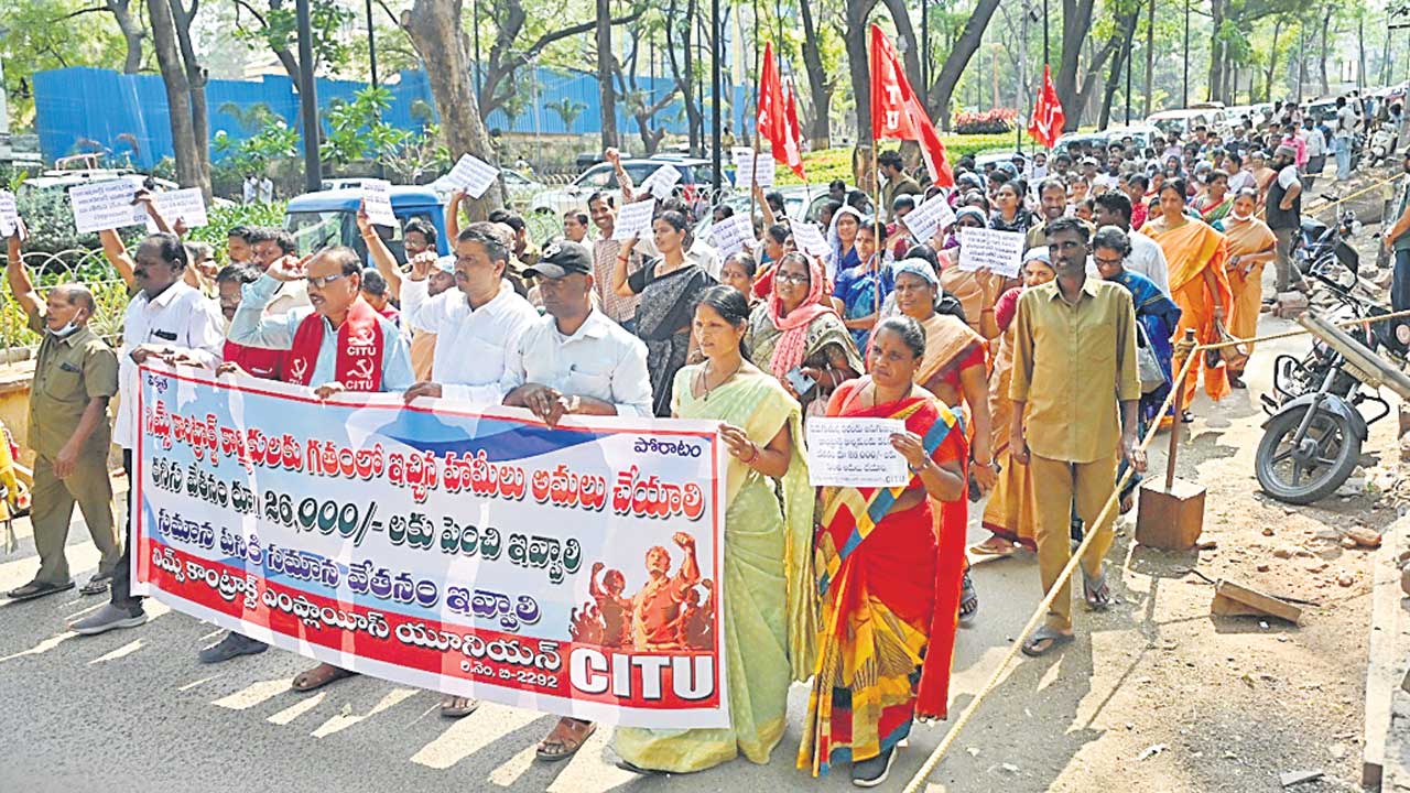 ఓవైపు సత్కారాలు.. మరోవైపు నిరసనలు