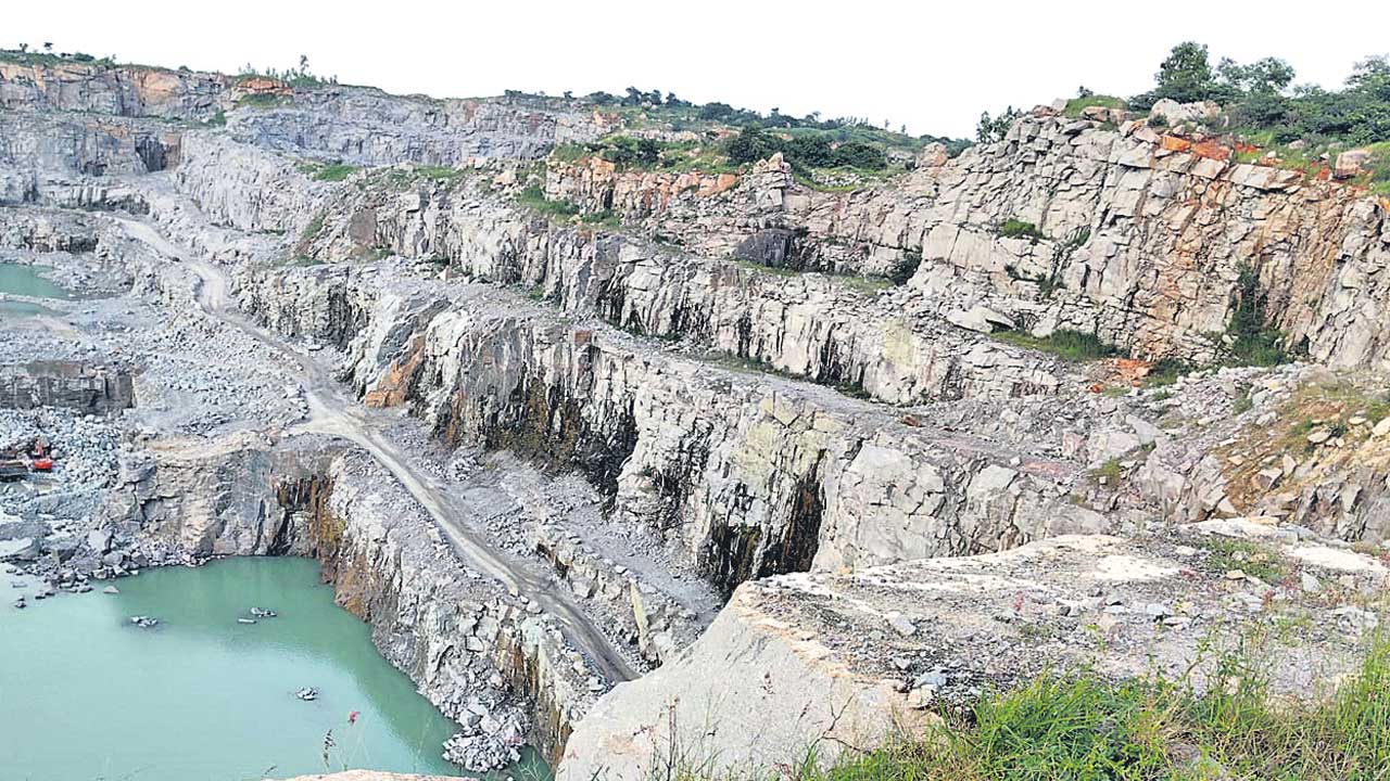 మేడ్చల్‌లో మైనింగ్‌ మాఫియా