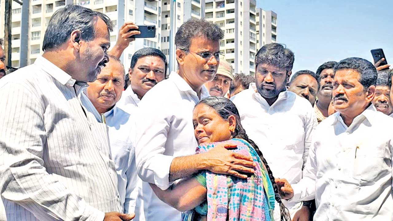 24 దుకాణాలు బుగ్గిపాలు