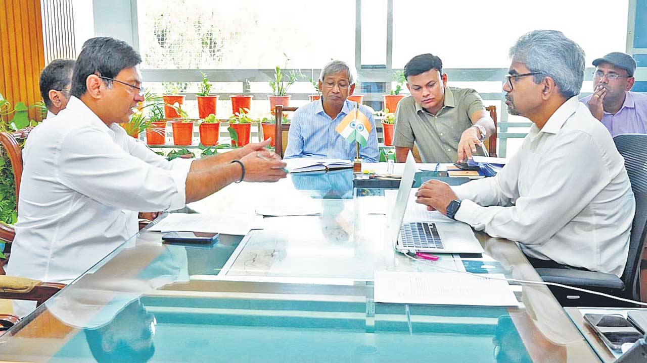 రైల్వే క్రాసింగ్‌ సమస్యలు పరిష్కరించాలి