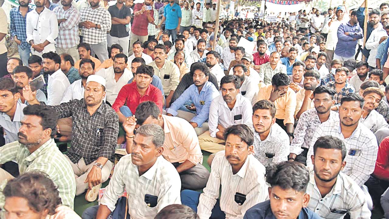 మీటర్‌ రీడింగ్‌ కార్మికుల ధర్నా