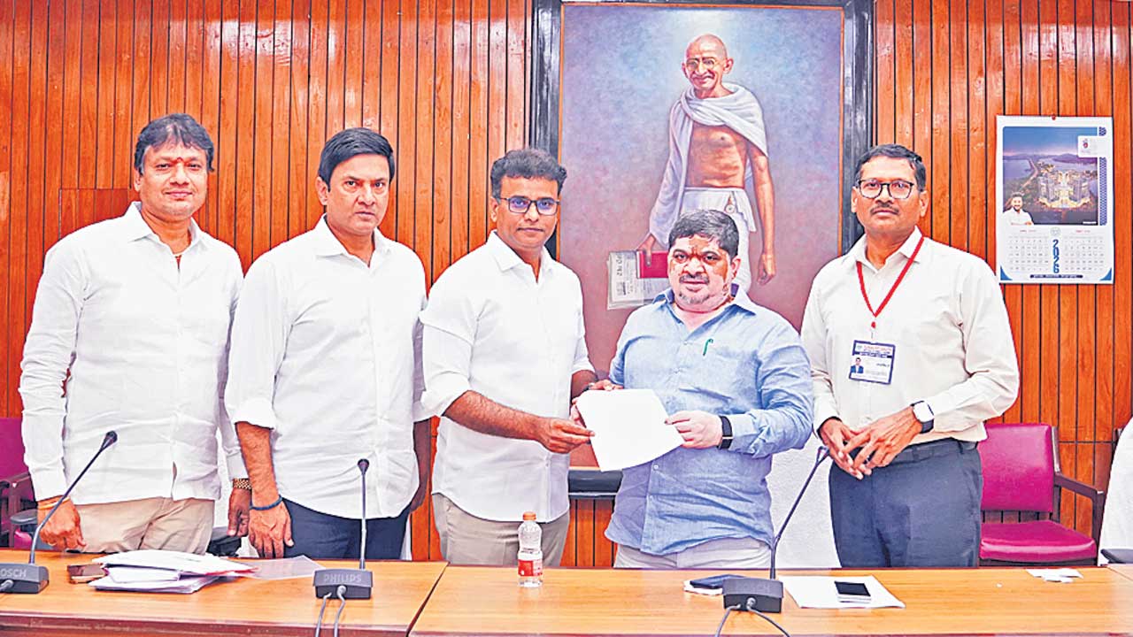 గాజులరామారంలో బస్‌డిపో ఏర్పాటు చేయాలి