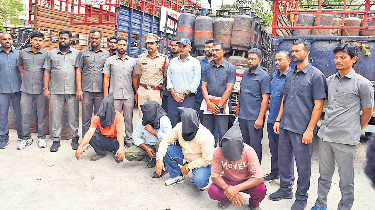 శ్మశానవాటికలో సిలిండర్లు