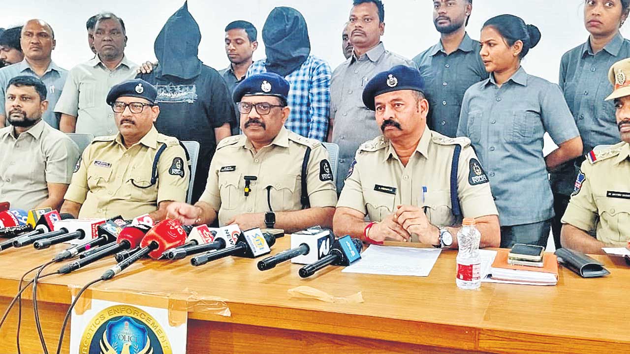 డ్రగ్స్‌ విక్రయిస్తున్న విదేశీయులు అరెస్ట్‌