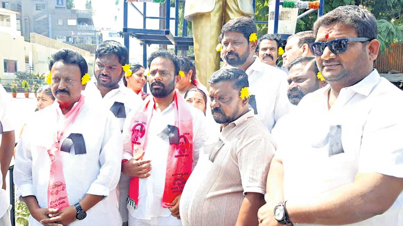 రాజ్యాంగాన్ని స్పీకర్‌ అపహాస్యం చేస్తున్నారు