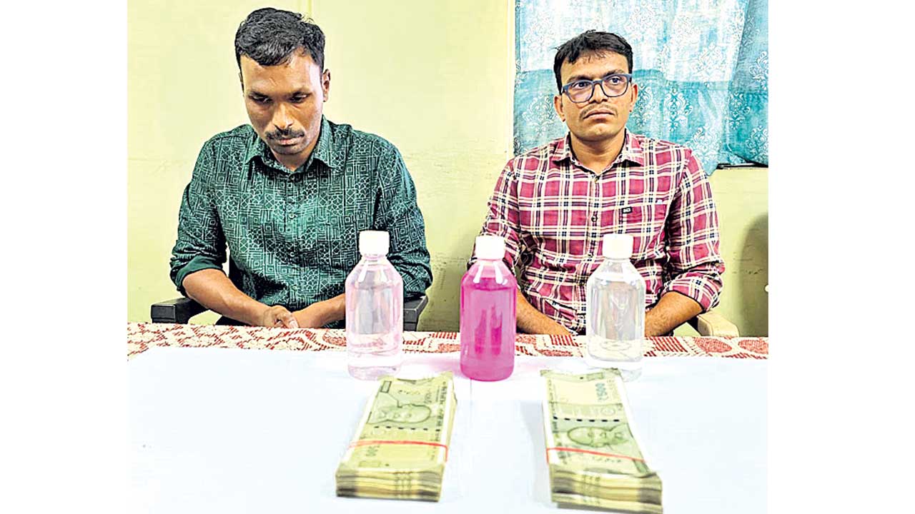 రూ. లక్ష లంచం తీసుకుంటూ.. ఏసీబీకి చిక్కి..