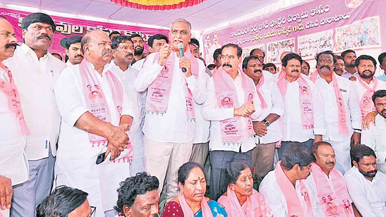 కోచ్‌ ఫ్యాక్టరీలో స్థానికులకే 80% ఉద్యోగాలివ్వాలి.. లేదంటే ప్రారంభోత్సవాన్ని అడ్డుకుంటం : హరీశ్‌రావు