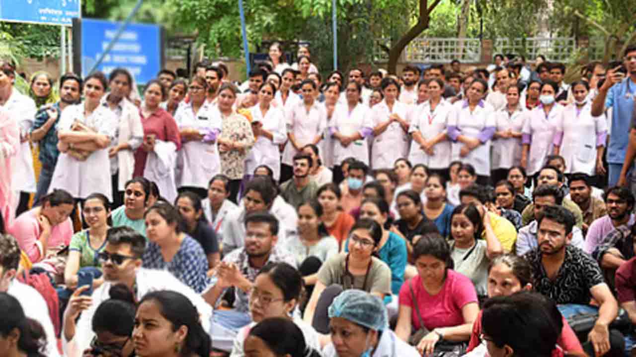 దవాఖానల నిర్వహణ గ్రూప్‌-1 అధికారులకా?.. సర్కార్‌పై వైద్యసంఘాల మండిపాటు