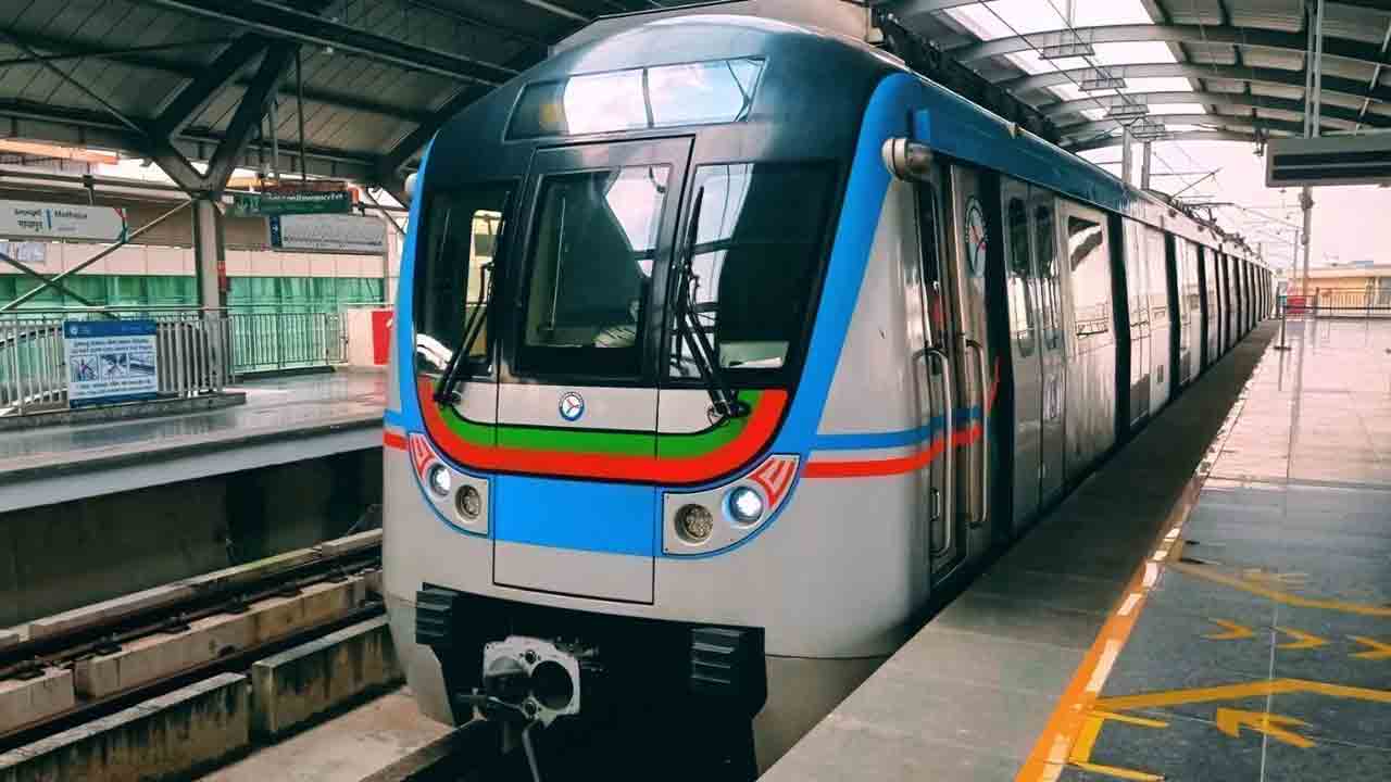 Metro Rail | హైదరాబాద్‌లో మెట్రో సేవలకు అంతరాయం.. ఇబ్బంది పడుతున్న ప్రయాణికులు