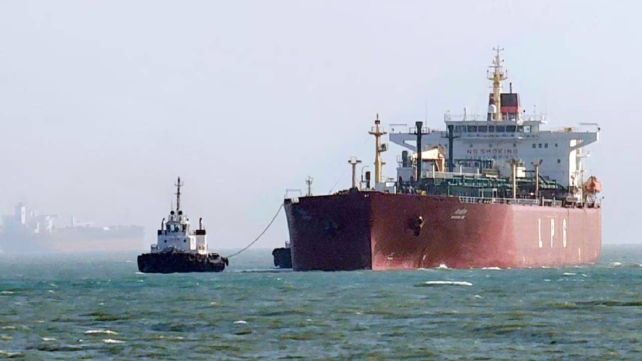 Indian Ships |హోర్ముజ్ జలసంధిలో 22 భారత నౌకలు.. ఇండియా తెచ్చేందుకు రంగంలోకి నేవీ