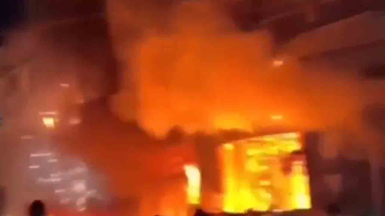 Indore Fire Blast |  ఈవీ కారుకు మంటలు, పేలిన గ్యాస్‌ సిలిండర్లు.. ఏడుగురు సజీవ దహనం