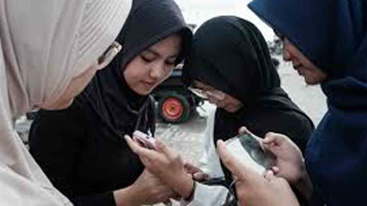 ఇండోనేషియాలో పిల్లలకు సోషల్‌ మీడియా నిషేధం