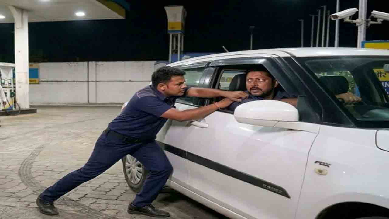 Petrol Pump Worker Killed | పెట్రోల్‌కు డబ్బు చెల్లించని వ్యక్తి.. కారుతో ఈడ్చుకెళ్లడంతో బంకు సిబ్బంది మృతి