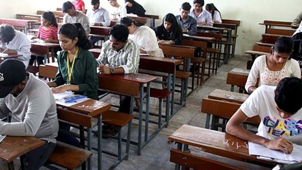 Inter Exams | ఇంటర్‌ పరీక్షలో మాల్‌ ప్రాక్టీస్‌ చేస్తూ ఐదుగురు విద్యార్థులు పట్టివేత