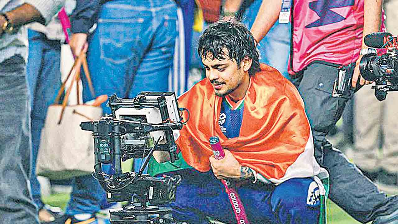 విషాదాన్ని దిగమింగి..