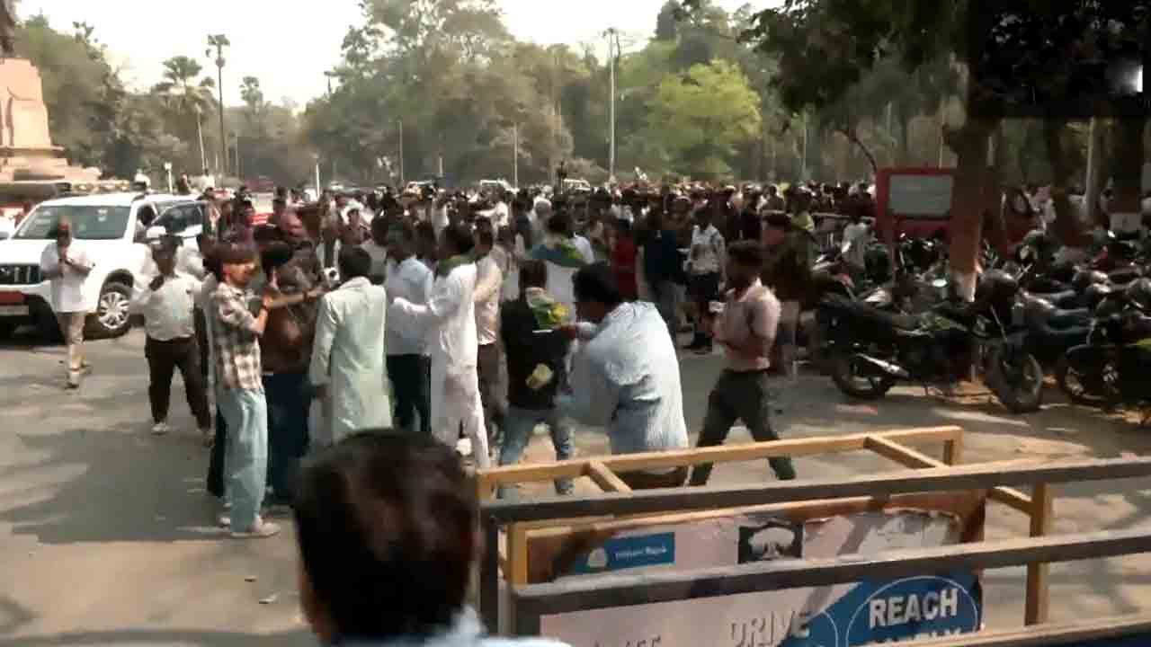 JDU protests | నితీశ్‌కుమార్‌ను బీహార్‌ సీఎంగా మాత్రమే చూస్తాం.. జేడీయూ కార్యకర్తల ఆందోళన.. Video