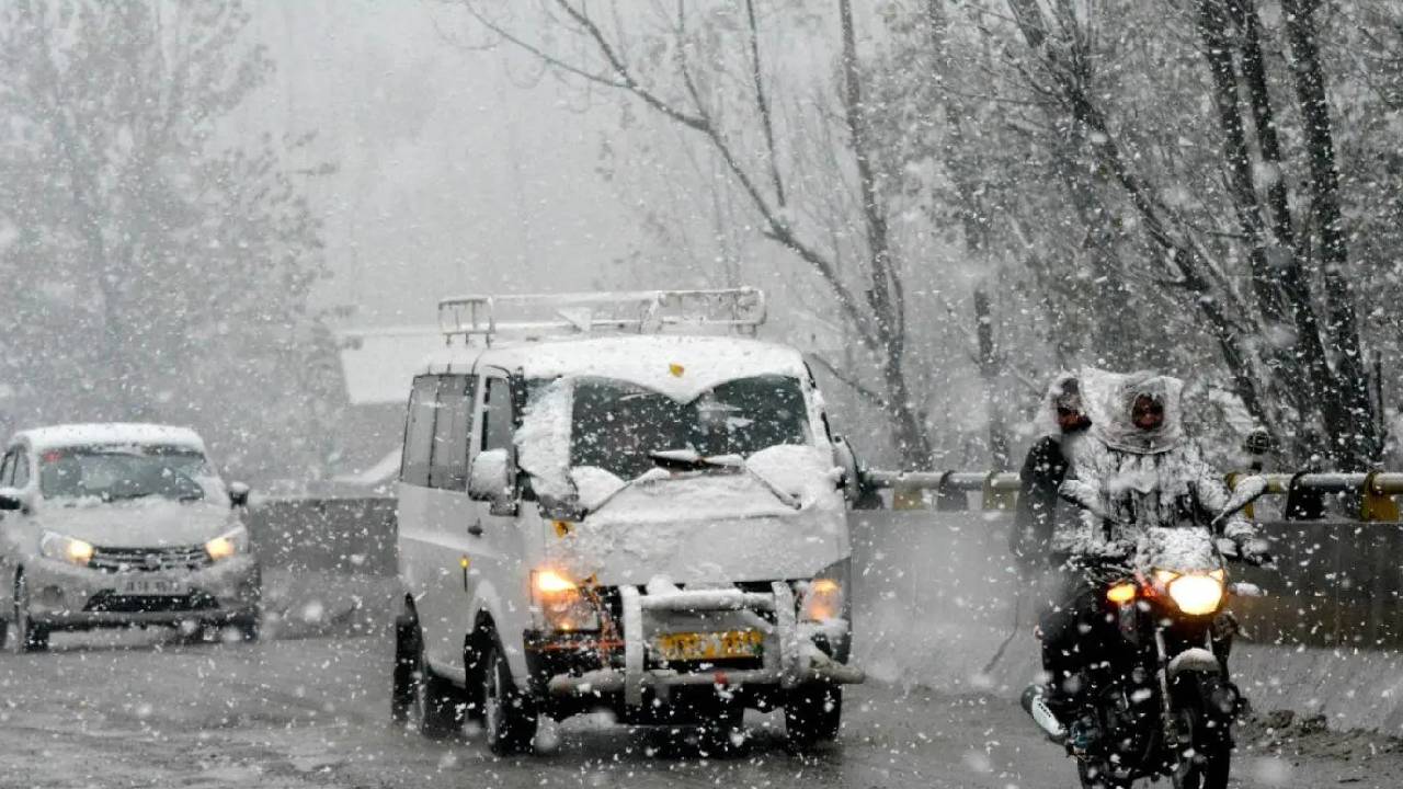 Jammu and Kashmir | కాశ్మీర్‌లో మంచు తుఫాన్.. స్తంభించిన జనజీవనం.. సహాయక చర్యలకు ఆటంకం