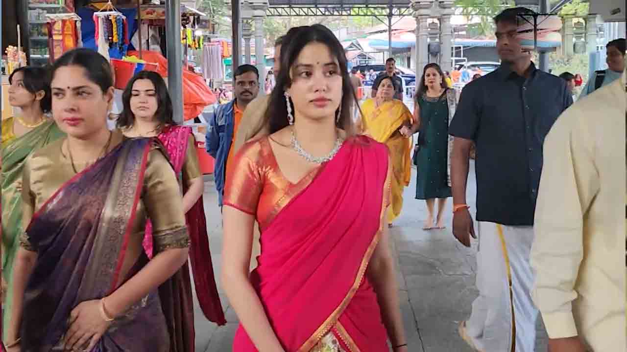 Janhvi Kapoor | పుట్టినరోజున శ్రీవారి ద‌ర్శ‌నం.. కాలి నడకన తిరుమల మెట్లెక్కిన జాన్వీ కపూర్!