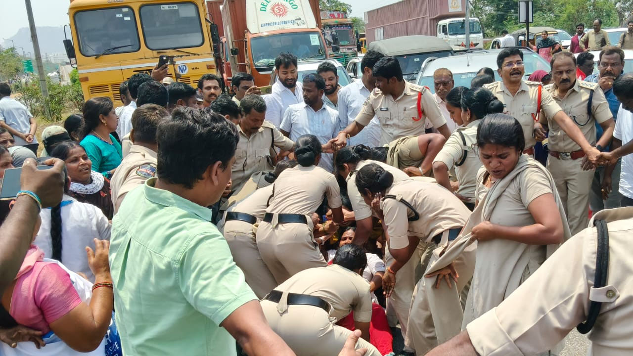 Jadcherla | జడ్చర్లలో ఉద్రిక్తత..జాతీయ రహదారిపై ఆశా వర్కర్ల ధర్నా.. భారీగా నిలిచిపోయిన వాహనాలు
