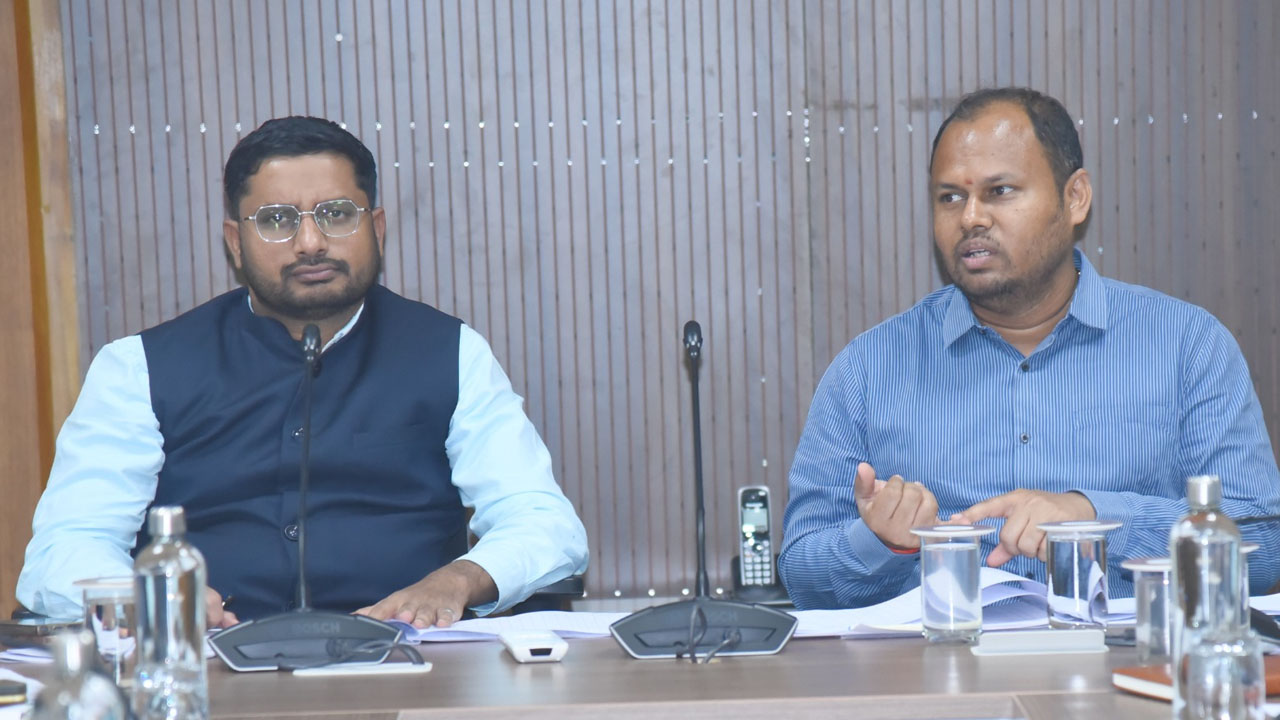 Land acquisition | భూ సేకరణ పూర్తయితేనే ప్రాజెక్టుల పనులు వేగవంతం : కమిషనర్ శివకుమార్ నాయుడు