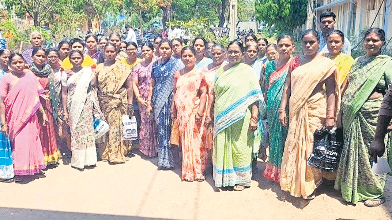 ముంపు భూములకు పరిహారం ఇవ్వండి